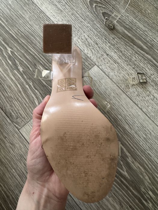 Босоніжки на підборах
