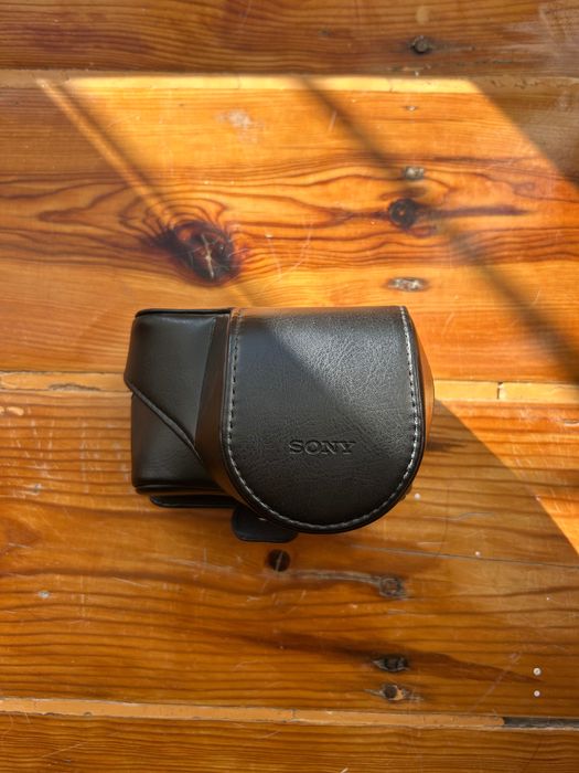 Bolsa de marca Sony para câmara fotográfica.