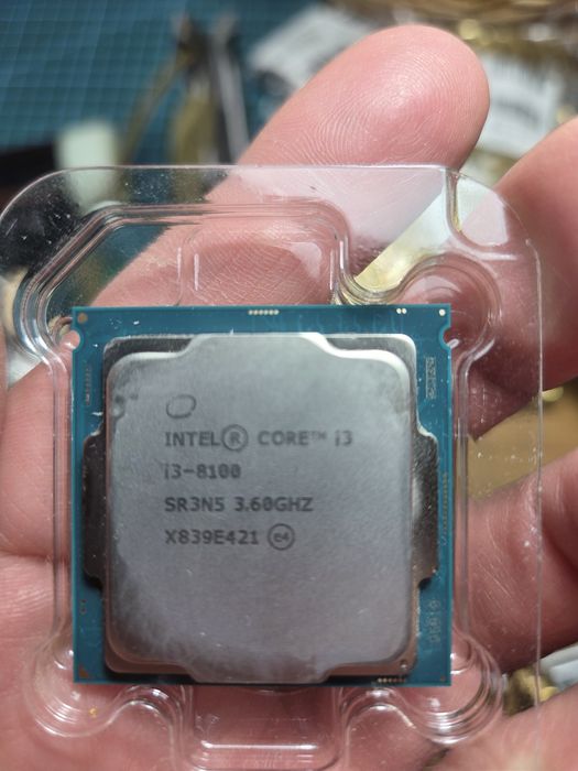Procesor i3 8100