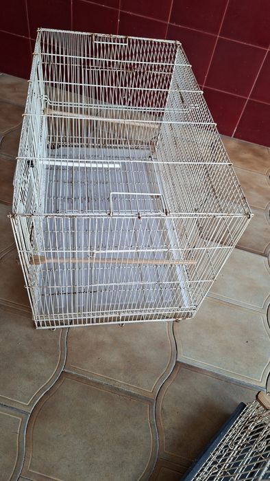 duas gaiolas para passaros