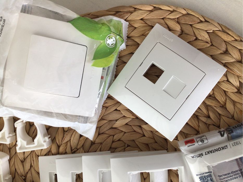 Gniazdka ramki łączniki simon legrand