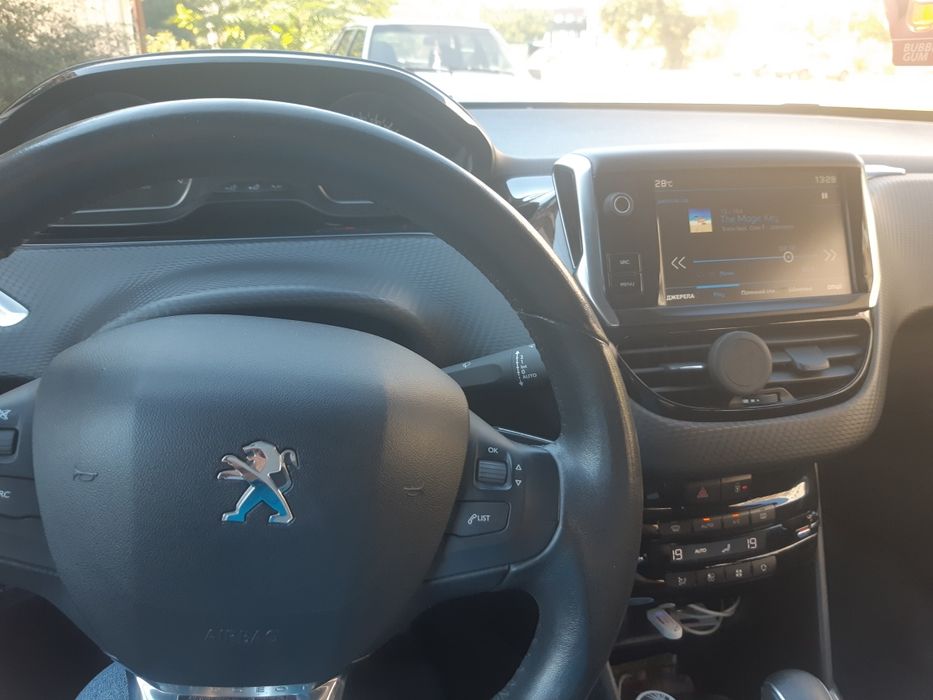 Автомобиль PEUGEOT 2008