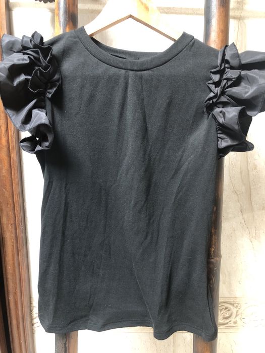 Camisola preta com folhos