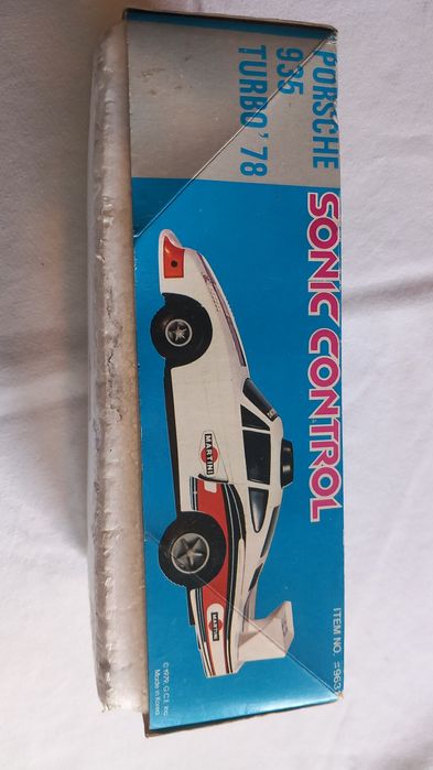 Porsche 935 Turbo em escala, apresentando a icônica pintura "Martini Racing".