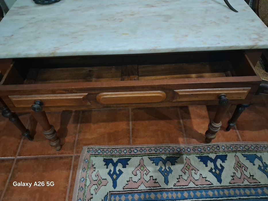 Mesa antiga com tampo de mármore