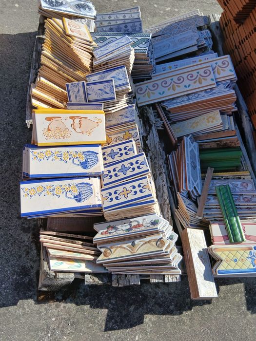 Lote  material. Rodapés, barras, tijoleira, azulejos, mosaicos,,etc
