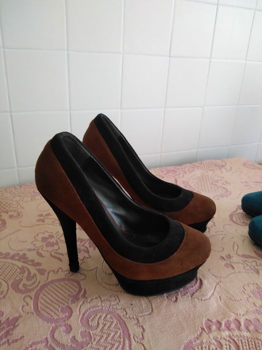 Vários sapatos usados..