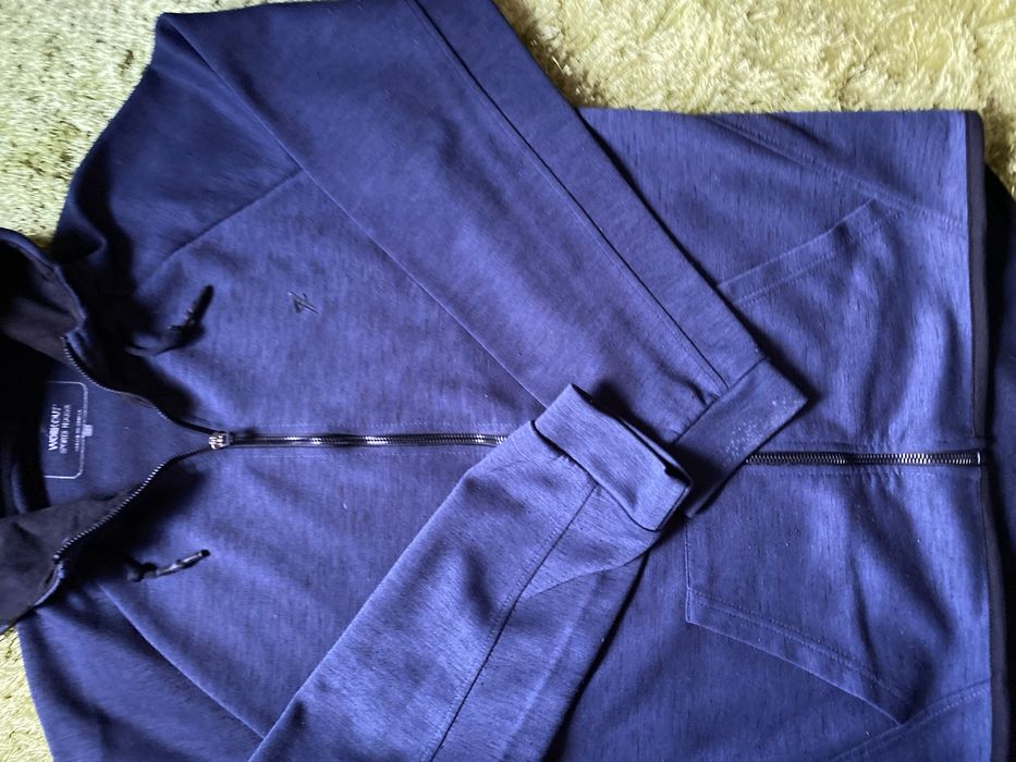 Sweat com fecho desportiva