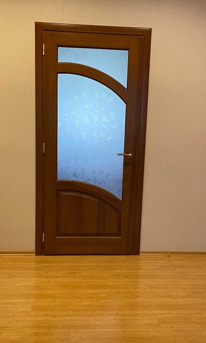 Двері міжкімнатні дерев'яні, темно-коричневого кольору. Сосна.