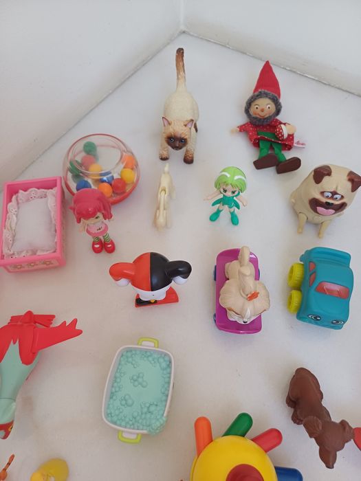 36 figuras e brinquedos pequenos