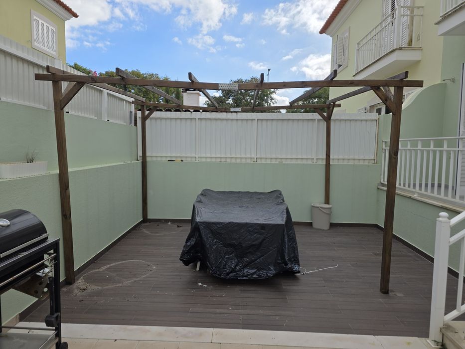 Pergola 3m X 4m em madeira + dois postes centrais.