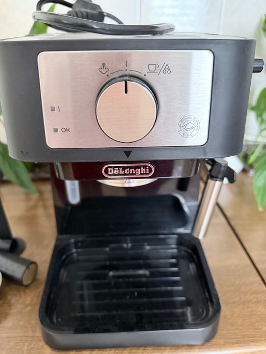 Кавоварка ріжкова Delonghi EC260BK