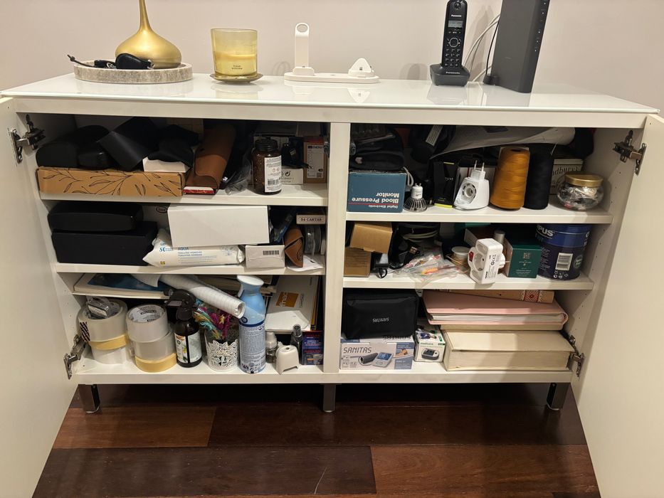 Móvel/Armário moderno branco com portas push (efeito mola)