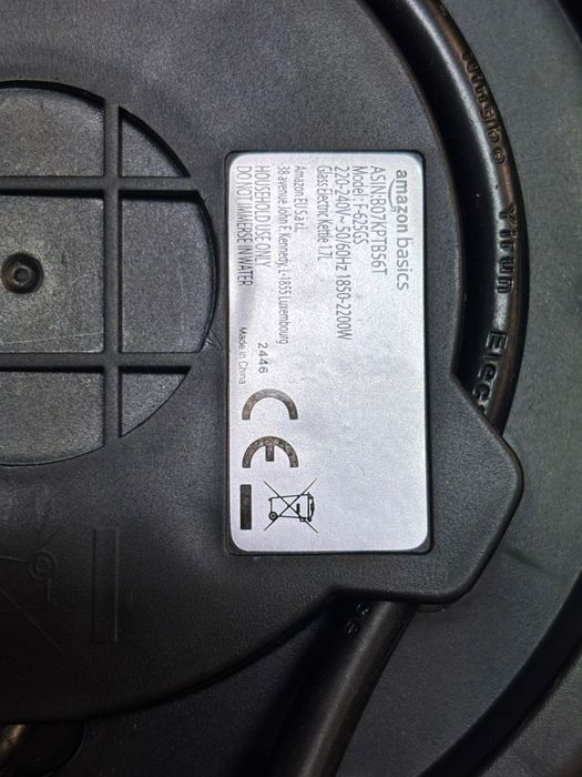 szklany czajnik elektryczny marki Amazon Basics 1,7L