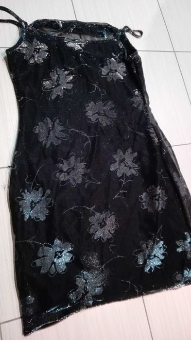 Śliczna ukienka w kwiaty- 36/38 błyszcząca, na ramiączkach, na zabawę