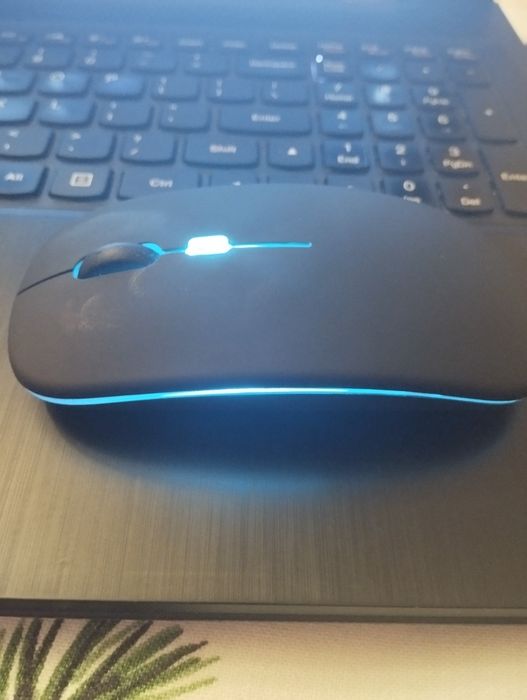 Myszka bezprzewodowa podświetlana.