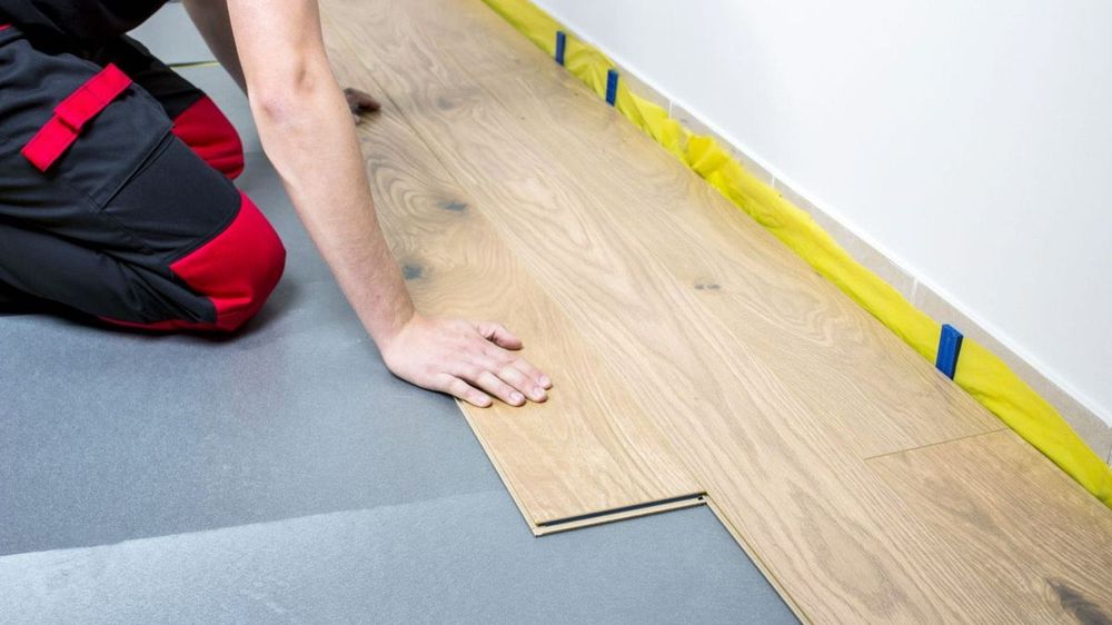 Montaż układanie paneli podłogowych desek Barlinek.