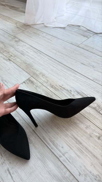 Нові замшеві лодочки stradivarius. Туфлі на шпильці