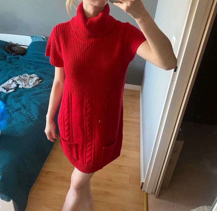 Czerwona swetrowa sukienka z golfem na krótki rękaw