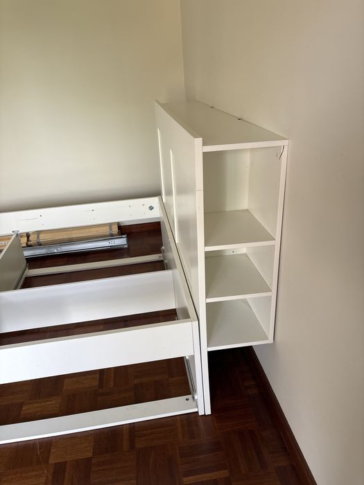 Cama com estrado e cabiceira