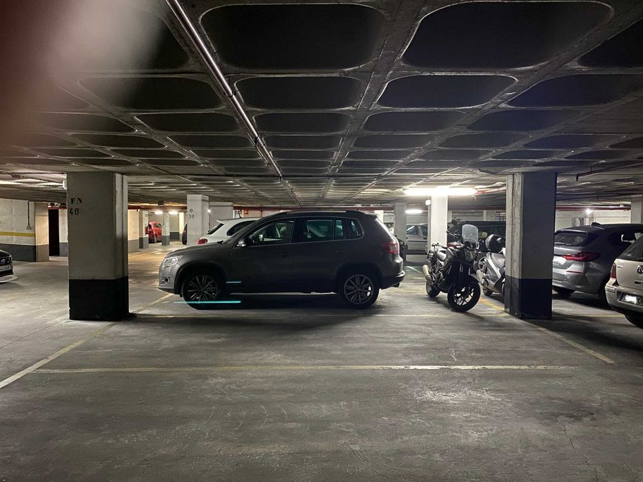 Arrendo Lugar de Garagem em Benfica (carro + mota)