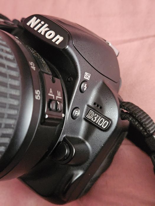Câmara Nikon D3100 com lente 18-55