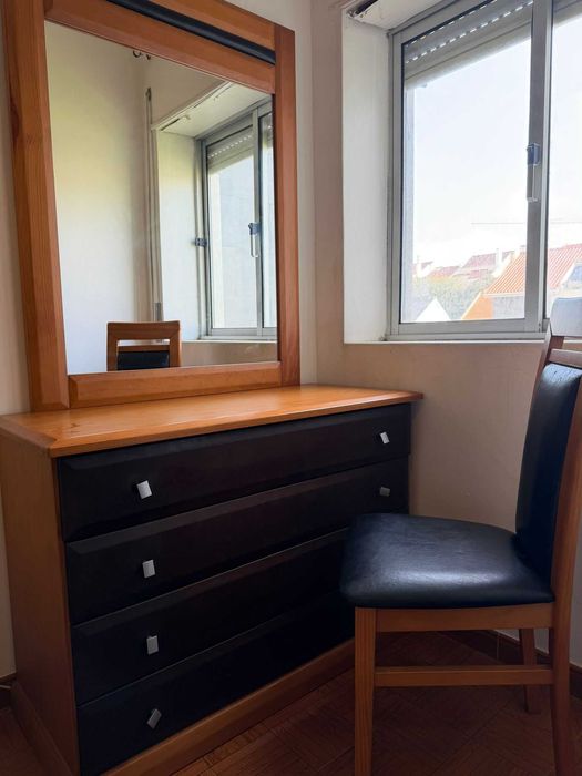Conjunto de quarto em madeira - Cama de Casal, comoda, espelho e mesas