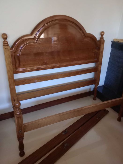 Cama de madeira completa