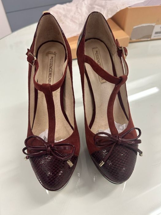 Sapatos de senhora da marca " the essence menbur'