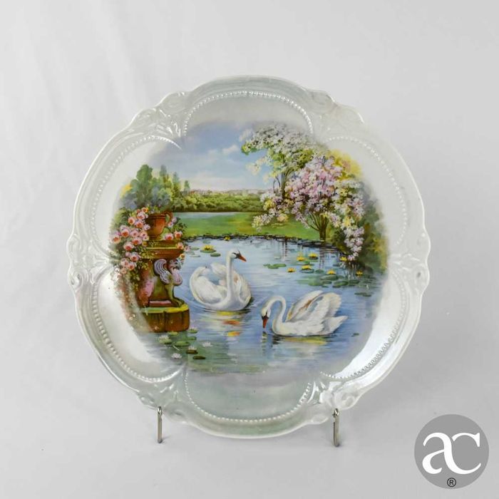 Par de pratos porcelana Europeia, decorados com lago, flores e cisnes