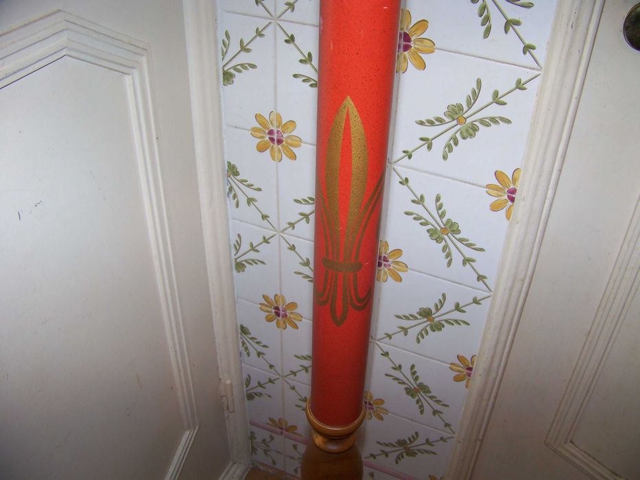 candeeiro de pé em madeira