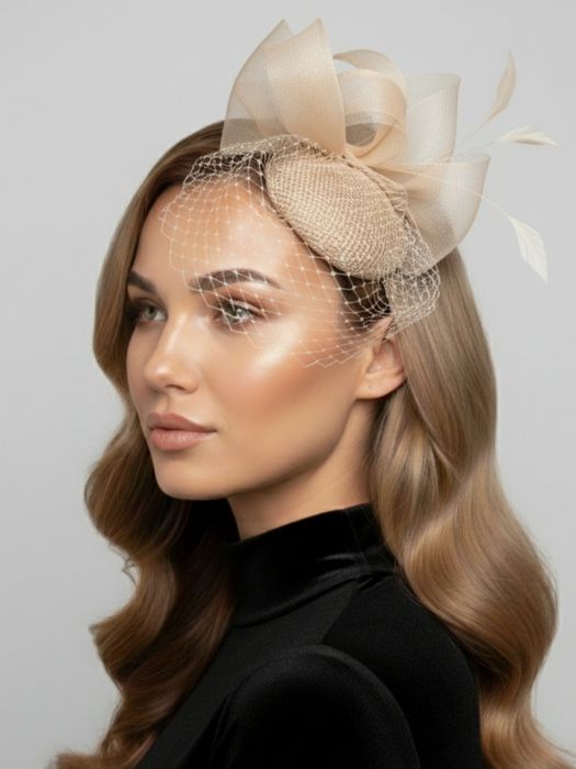 Toczek ślubny wizytowy w kolorze szampana. Beżowy fascynator z woalką