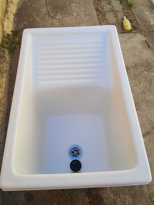Tanque de roupa com tampa marca Interfibras. Medidas- 80x 60x 40. Em excelente estado.