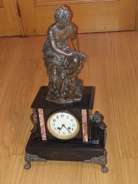 Relógio antigo de mesa