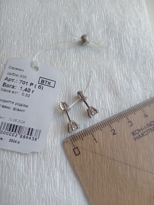 Серебряные серьги пусеты на закрутке гвоздики с камнем 925 проба