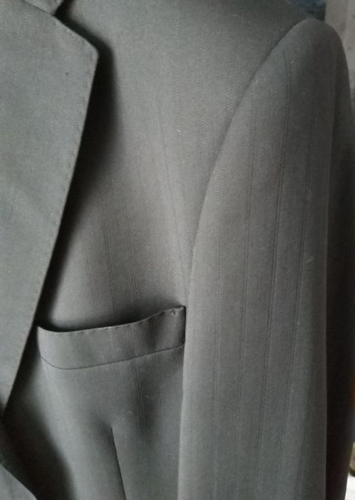 Garnitur Vistula czarny w dyskretne pionowe prążki