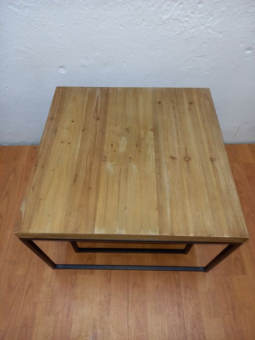 Stolik z dodatkową półka.