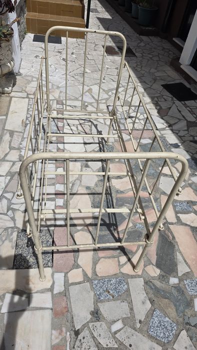 Berço centenário em ferro