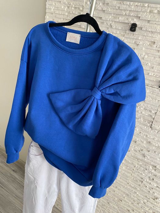 Azara mięsista bluza z dużą kokardą 3D chabrowa