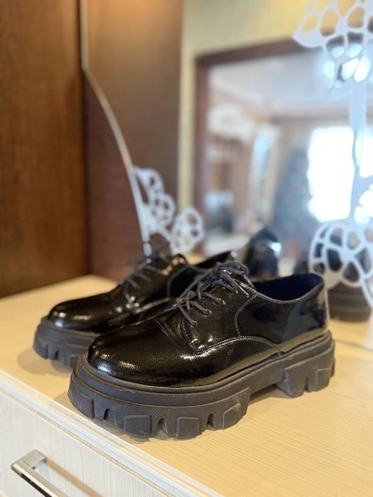 Лаковані туфлі дербі