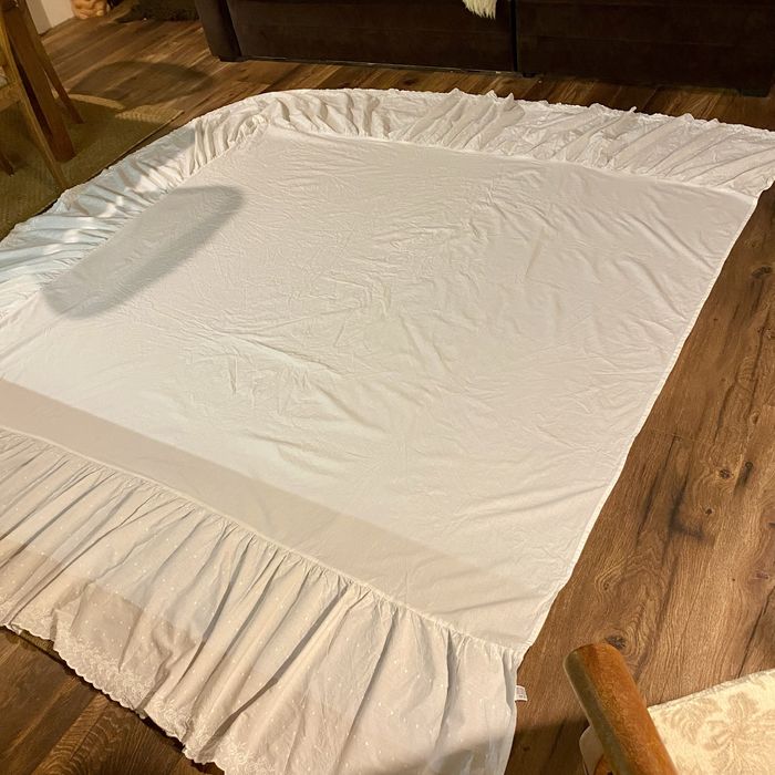 Duże ekskluzywne białe pześcieradło