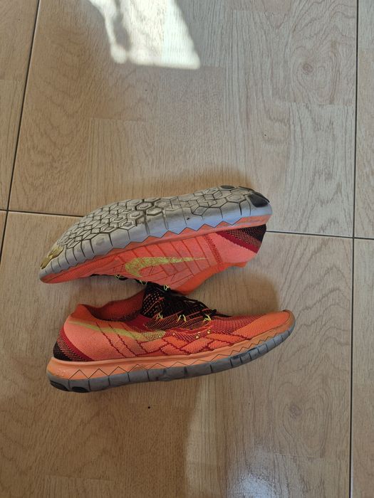 Чоловічі кросівки відомого бренду Nike.