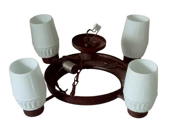 Stary żyrandol wiszący z kloszami