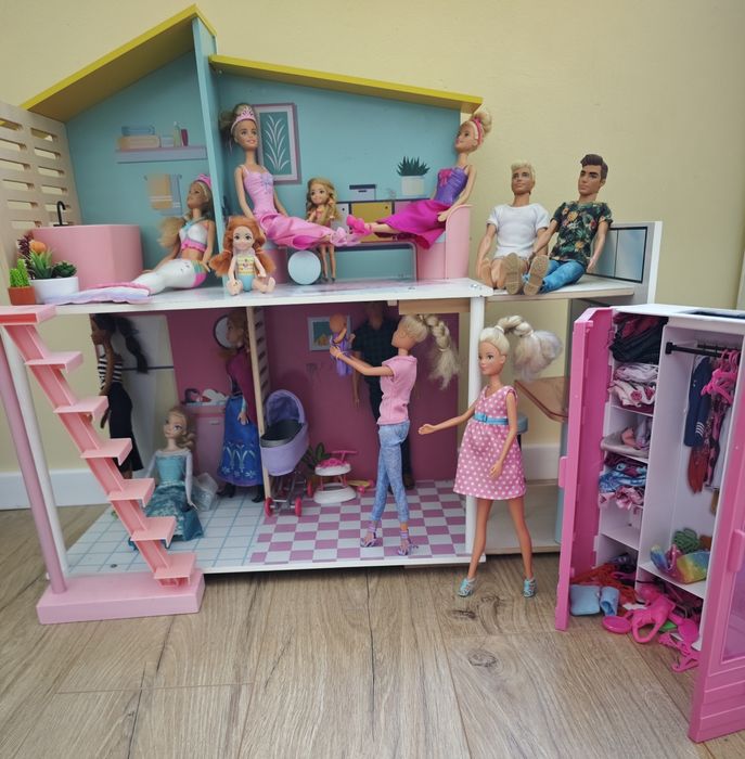 Domek dla lalek Barbie + 12 lalek i szafa z ubraniami