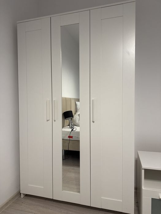 Szafa i dwa stoliki nocne