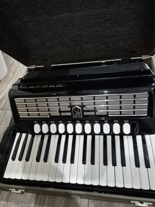 Akordeon  hohner favorit 96 basowy 4p