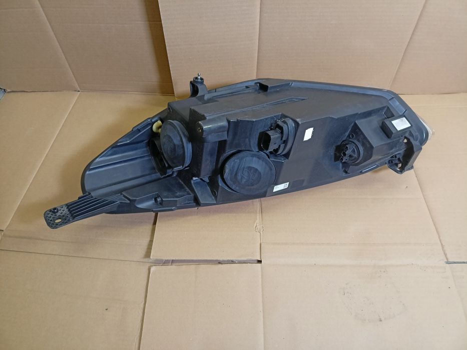 Ford Fiesta MK8 17- lampa prawy przód prawa przednia