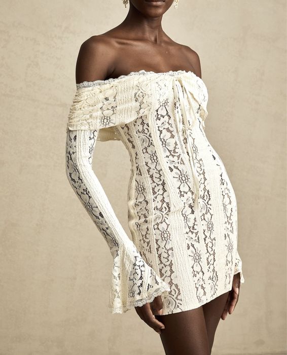 Платье кружевное с открытыми плечами мини