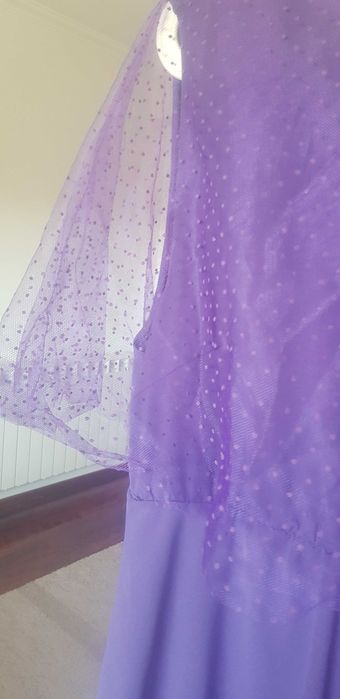 Vestido roxo de toilette.