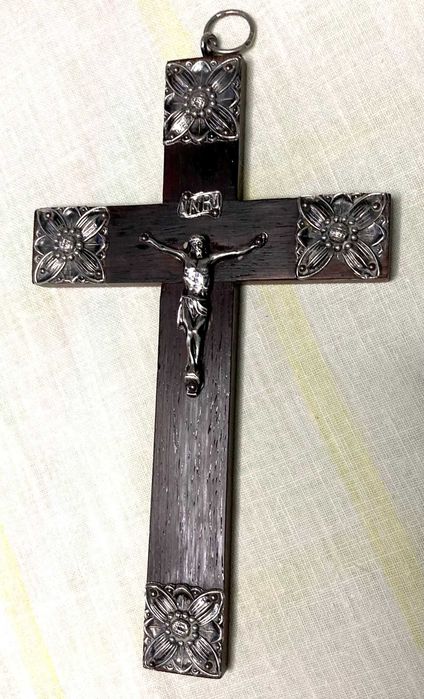 Crucifixo (em prata e madeira Nogueira)